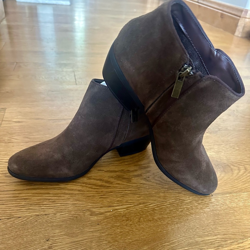 Chic Suede Ankle Booties in Rich Brown